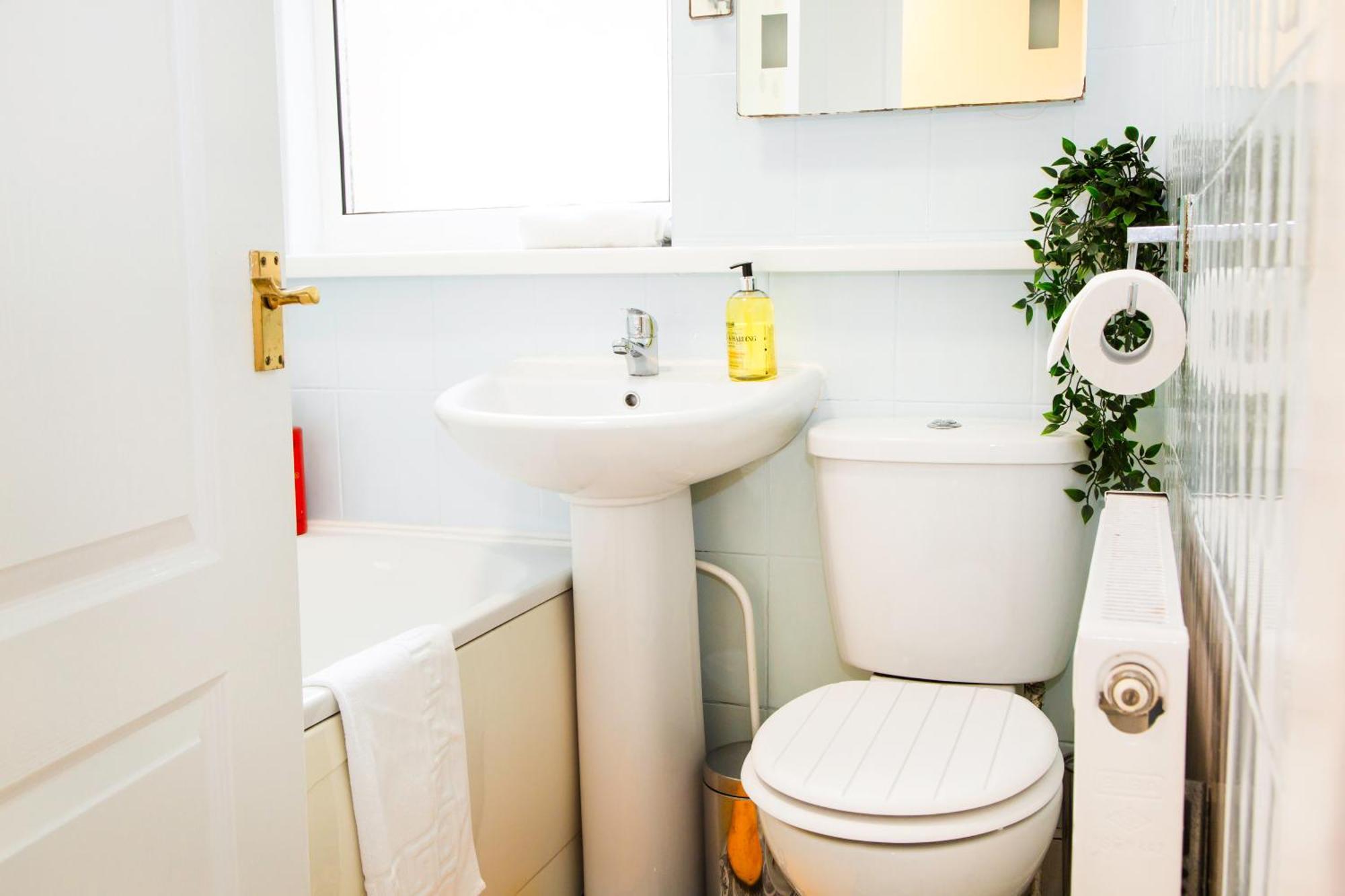 Newly Launched 3 Bedroom House With Free Parking Litherland Eksteriør billede
